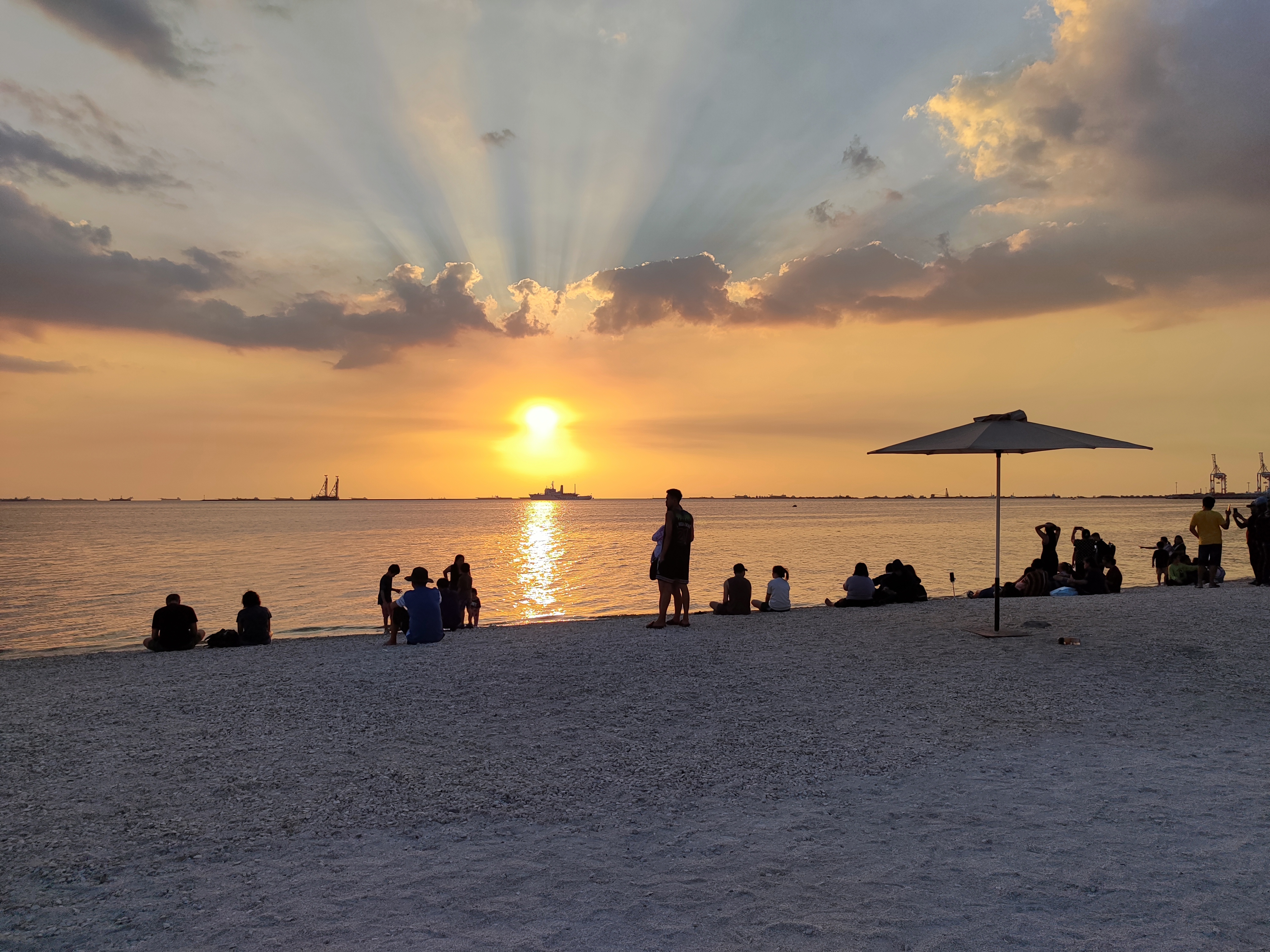 Manila Bay Beach (Baywalk Manila) & Dolomite Beach: Free Entry, Hours ...